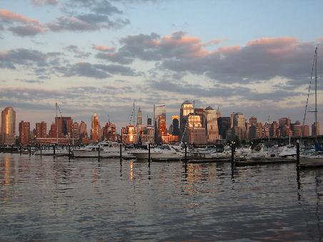 Das ist der Blick auf Manhattan von Newport/Jersey City aus. Hier wohnt Ugur, diesen Anblick koennen wir also jeden morgen geniessen.