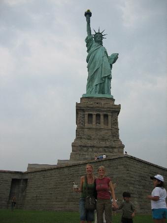 Statue of Liberty - und ganz klein unten drunter Bettina (Stephi's Freundin aus Madrid) und Stephi