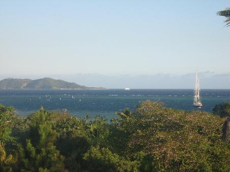 Ausblick von einem Huegel auf Mana Island