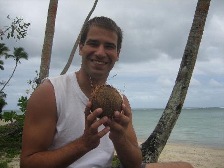 Nach harter Arbeit endlich die erste Coconut in eigenen Haenden! Yahoo!