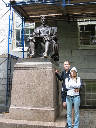 Mr. John Harvard, Gruender der Harvard University in Cambridge. Nebendran - WIR!
