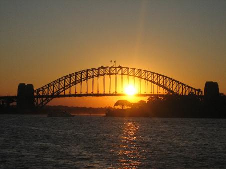 Von der Faehre aus - Sonnenuntergang hinter der Harbour Bridge