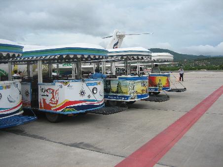 Die Flughafen"taxen" bei der Ankunft auf Ko Samui