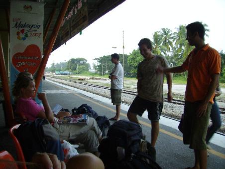 Unendlich langes Warten auf den Zug zum Nationalpark mit Ray, Calvin, Daniele, Charlotte und Phillip...