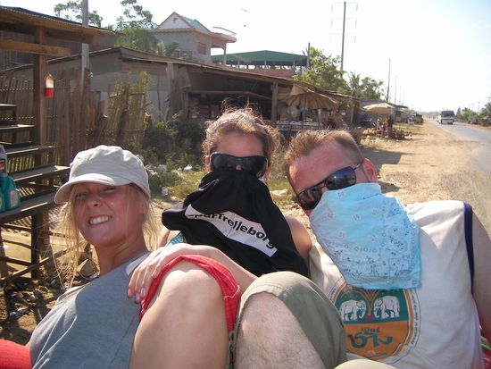 Lea, Sine und Wayne auf dem Pickup...