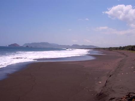 Schwarzer Sandstrand, mit krasser Anfahrt...