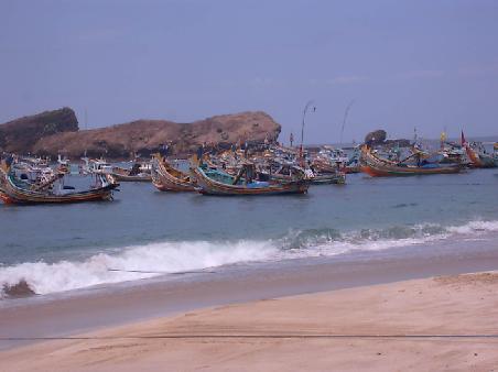 Fischerboote am Watu Ulo...