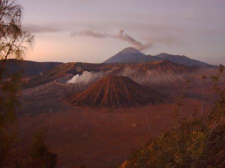Bromo (kleiner rauchender) und seine Kollegen beim Sonnenaufgang...