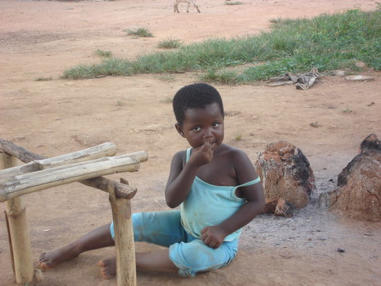 Obaia, meine neue Schwester. Sie ist drei Jahre alt und hat immer hunger, darum ist sie auch so schoen speckig.