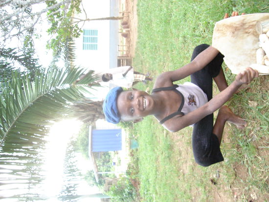 Arama, meine ander Schwester. Habe noch eine und einen Bruder aber die bekommt man nicht vor die Kamara.