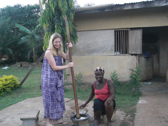 Sarah und ich beim Fufu stampfen. Das Kleid ist mein Arbeitskleid zum Waesche waschen, kochen,... ich bin nicht so dick wie es aussieht.