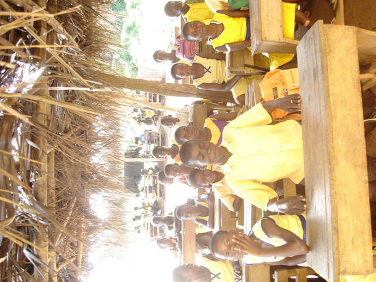 meine Klasse. Habe die Sitzordnung noch mal versucht zu aendern. Eine andere Voluntaerin hat immer Junge/Maedchen/Junge/Maedchen gesetzt, weil die ja nicht miteinander sprechen. In meiner Klasse ist das aber noch lange kein Grund um sich nicht zu prueglen. Der Lehrer hat sie dann noch mal umgesetzt - ruhige Personen neben gespraechige Personen. Jetzt ist endlich ein bisschen Ruhe in der Klasse