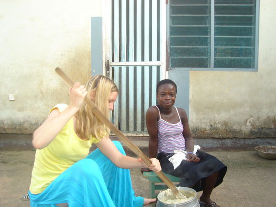 Bin gerade am Banku erwaermen, am Ende kommt ein Klumpen Maisbrei raus
Neben mir sitzt Ama, die gehoert zur Familie aber auch nicht so richtig, die ist die einzige die staendig am Arbeiten ist