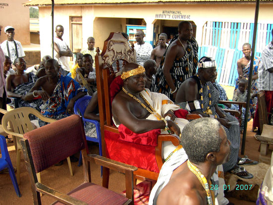 Das ist unser Chief in Achiase. So sieht er aus, wenn er sein richtiges Gewandt traegt. Ich kannte ihn bis dahin nur im Unterhemd