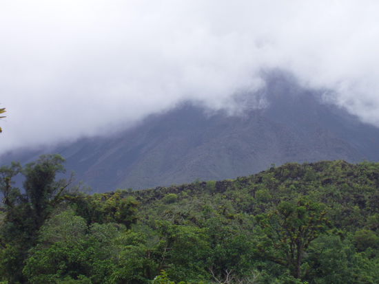 Vulkan Arenal
ich glaube er ist immer bewoelkt.
Ich werde ne Postkarte von ihm kaufen