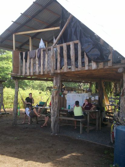 Unser Haus! Ich schlafe direkt hinter der Plastikplane