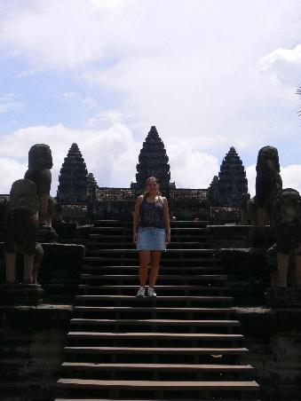 Britta auf der Treppe in Angkor Wat