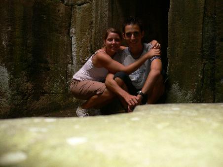Wir in den Gewoelben von Angkor
