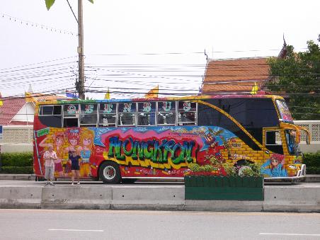 so sehen die privaten Busse in Thailand aus