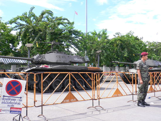 Panzerparade vor dem Parlament
