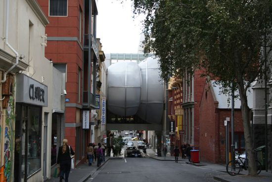 Die EInkaufszentren gehen hier sogar über die Strassen weiter...