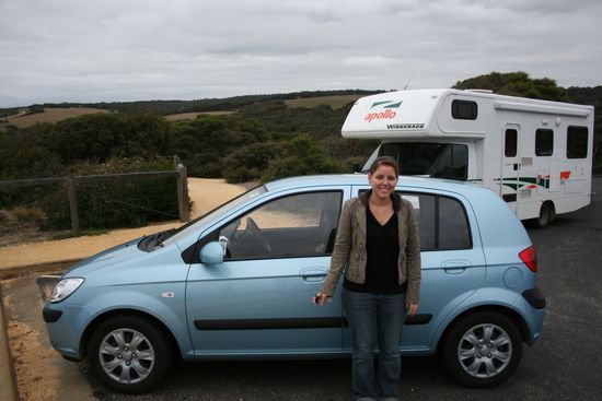 Britta vor ihrem Rennwagen