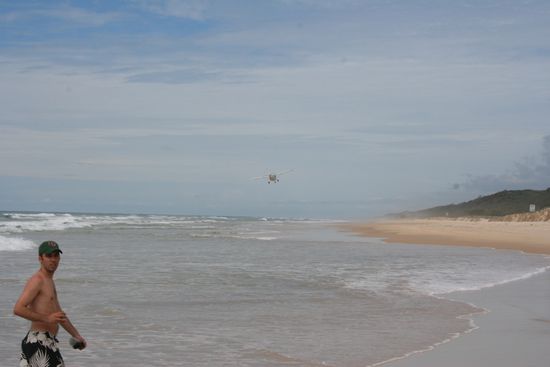 Fabian verfolgt Flugzeug