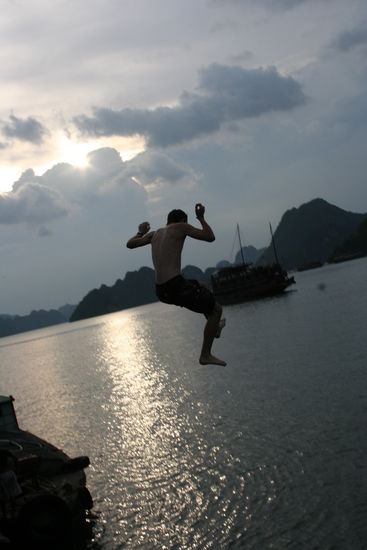 Der Sprung von Deck!