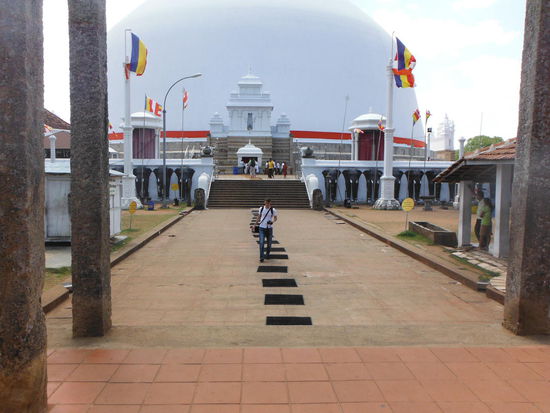 Die Fußmatten waren notwendig, damit die blanken Füße bei gefühlten 1000 Grad nicht anfangen zu brennen (Tempel = Schuhverbot)