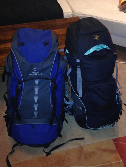 Seb und Brit (v.l.n.r.) stehen bereit