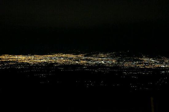 Blick auf das nächtliche Alajuela und San José