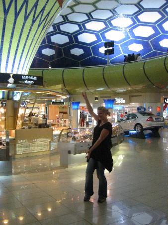 Flughafen Abu Dhabi, Erinnert meiner mMeinung nach an einen grossen Fussball, nach Anne wie eine grosse Bienenwabe...