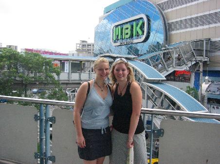 Vor dem Shoppingparadies MBK in Bangkok.