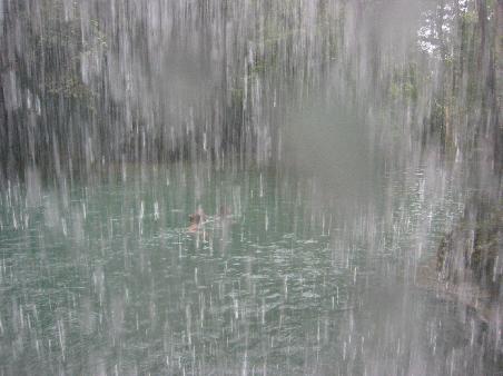Ich hinter dem Wasserfall, Anne davor. Unterwasserkamera sei Dank!