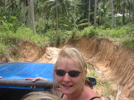 Anne auf dem Jeep,
im Hintergrund die Piste