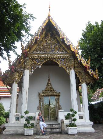 Jana im Gelaende des Wat Pho