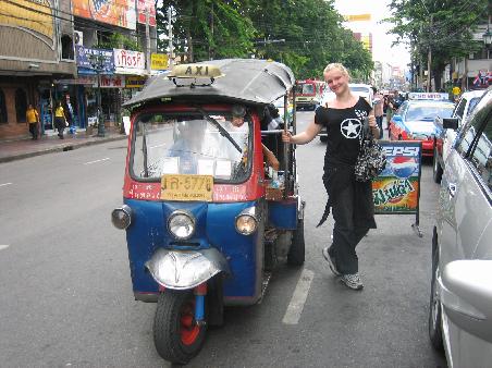 Anne neben TukTuk (nach der Fahrt damit...)