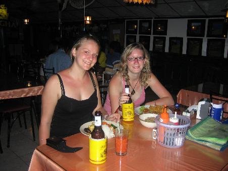 Vor einer Stunde in unserer Bar. Erkennt Ihr, was wir in Bangkok fuer Kleidung trugen?