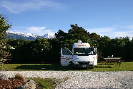 Unser Campervan vor spektakulaerer Kulisse