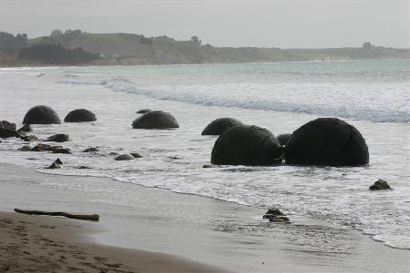 Moeraki-Boulders, deren Entstehung noch nicht geklaert ist