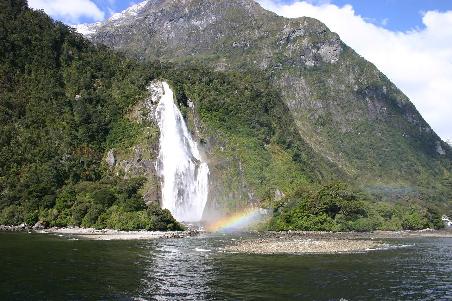 Wunderschoener Wasserfall am Milford Sound