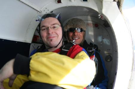Bjoern vor dem Sprung im Flugzeug
