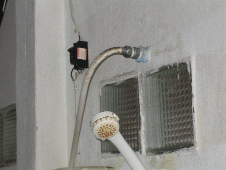 Unsere Dusche. Man beachte die Sicherung direkt ueber dem Duschkopf.