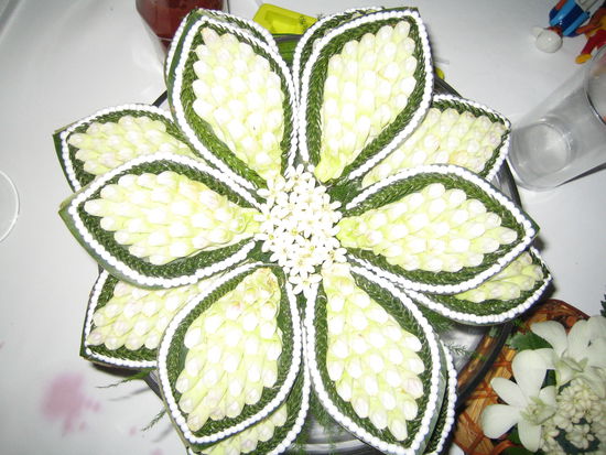 Blumenblueten auf ein Blatt genaeht
(kein Witz)