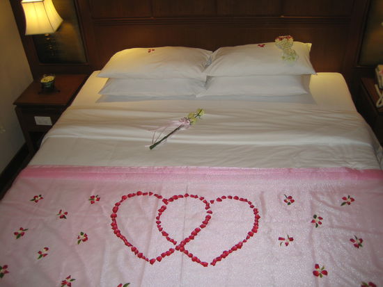 das geschmueckte Bett