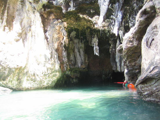 Hoehle am Railey Beach