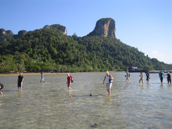 Railey East. Ich kaempfe mich durch dem Schlamm. Ekelig. Und dann verliere ich auch noch meine Schlappen und hab sie auch nicht wiedergefunden.