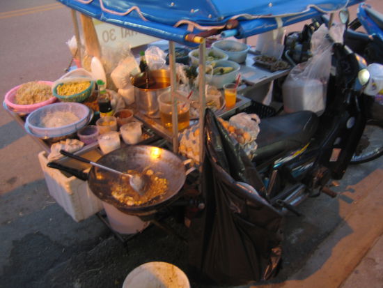 Mopedkueche mit Padthai (Nudelgericht)