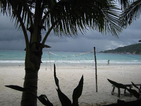 Der Blick aus unserem Bungalow mit dicken Regenwolken im Hintergrund