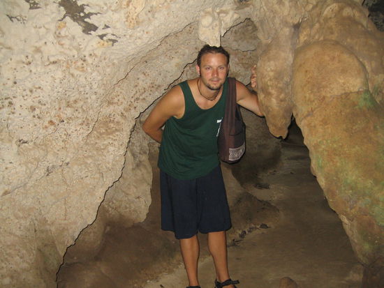 eine der vielen Hoehlen am Wegesrand